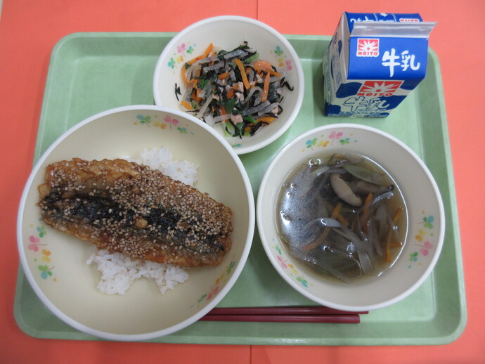 9月11日の給食 さんまの蒲焼丼 沢煮わん ひじきあえ 牛乳