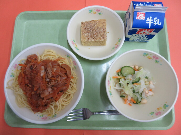 9月15日の給食 スパゲティアラビアータ ビーンズサラダ セサミケーキ 牛乳