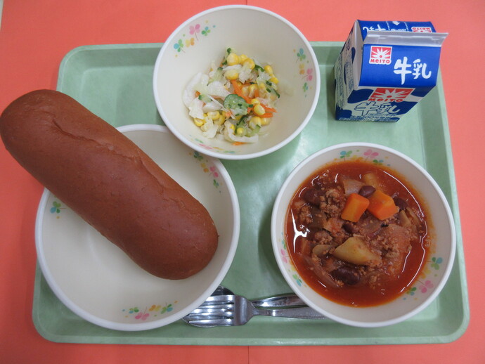 9月17日の給食 黒砂糖パン チリコンカン コーンサラダ 牛乳