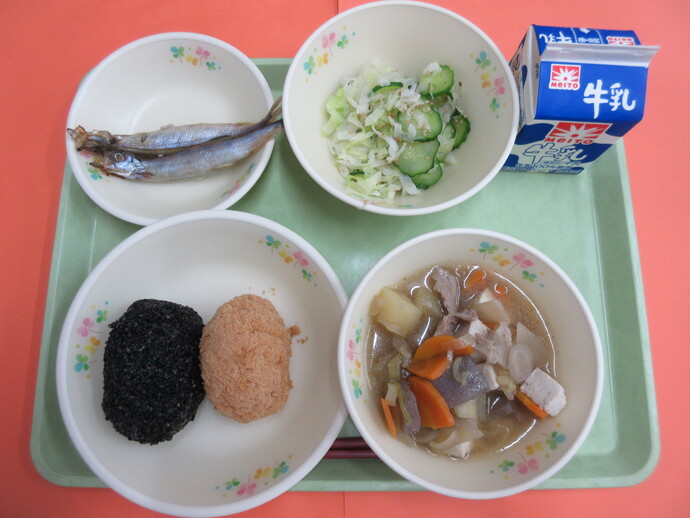 9月18日の給食 おはぎ 豚汁 焼きししゃも キャベツの即席漬け 牛乳