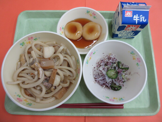 9月25日の給食 田舎うどん ゆかり漬け みたらし団子 牛乳