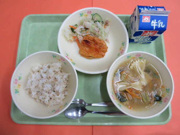 9月28日給食 ガーリックライス パスタスープ タンドリーチキン ツナサラダ 牛乳