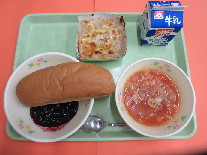 9月29日の給食 コッペパン ブルーベリージャム ミネストラスープ ポテトグラタン 牛乳