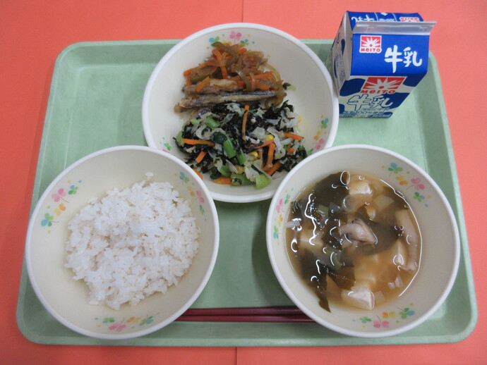 9月30日の給食 ご飯 味噌汁 きびなごの南蛮漬け 磯あえ 牛乳