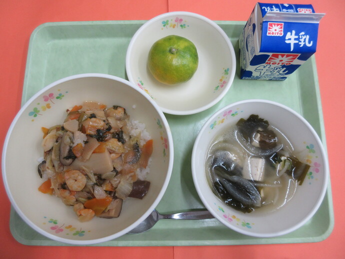 10月1日の給食 中華丼 わかめスープ みかん 牛乳