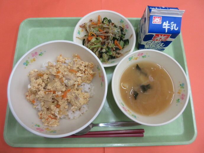 10月5日の給食 親子丼 味噌汁 おひたし 牛乳