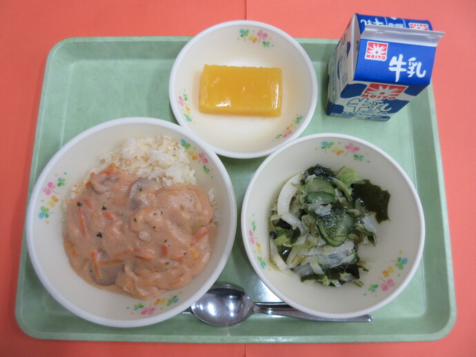 10月6日の給食 バターライスのエビクリームソース 海藻サラダ みかんかん 牛乳