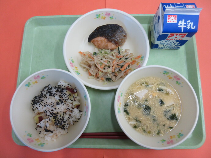 10月7日 さつま芋ごはん かきたま汁 鮭の照り焼き 茹野菜ごまだれかけ 牛乳