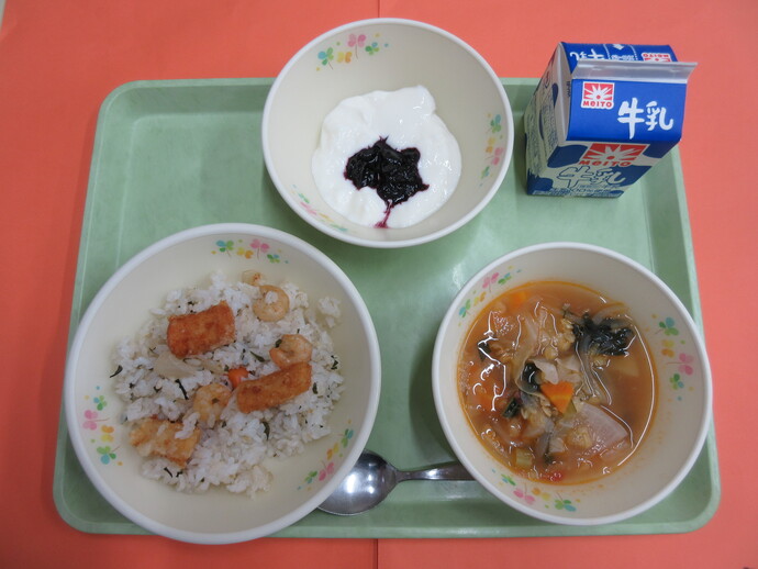 10月9日の給食 海の幸ピラフ レンズ豆のスープ ブルーベリーヨーグルト 牛乳