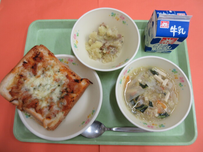 10月13日の給食 ツナピザトースト ペイザンヌスープ ジャーマンポテト 牛乳