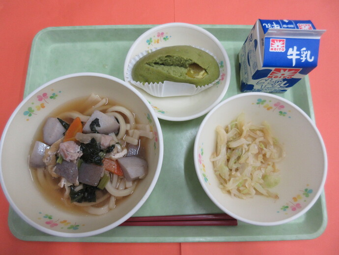 10月14日の給食 けんちんうどん キャベツのからし醤油かけ 栗抹茶蒸しパン 牛乳