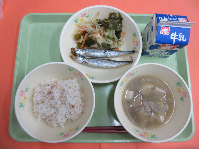 10月15日の給食 ごまご飯 田舎汁 焼きししゃも 和風あえ 牛乳