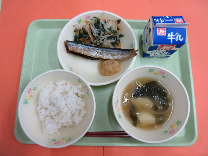 10月16日の給食 ご飯 味噌汁 さんまの塩焼き 大根のおろし煮 おかかあえ 牛乳