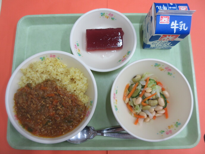 10月17日の給食 ドライカレー ビーンズサラダ グレープかん 牛乳