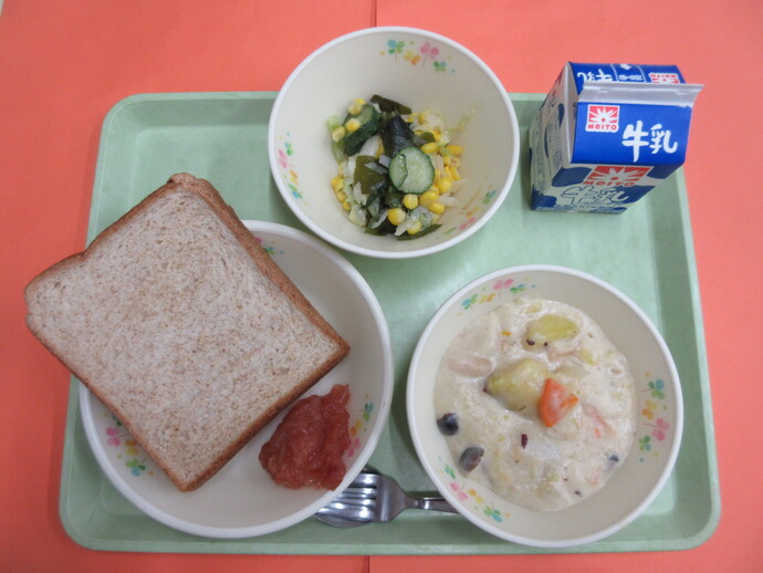10月20日の給食 胚芽食パン 手作りりんごジャム 秋のクリーム煮 わかめサラダ 牛乳