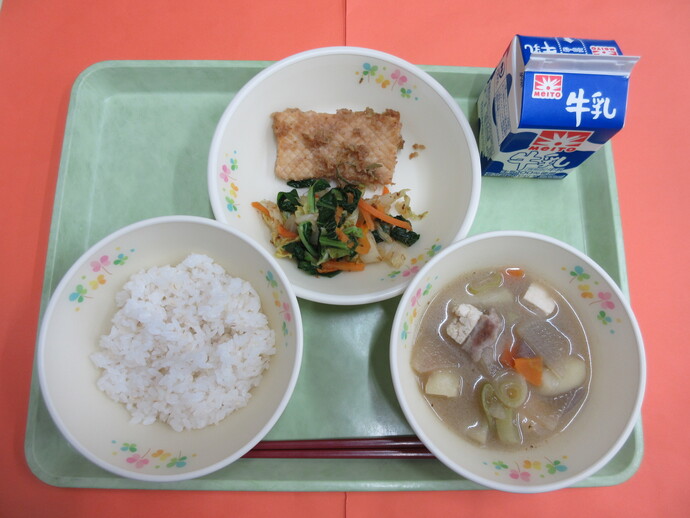 10月21日の給食 ご飯 豚汁 いかの香味焼き 白菜のおひたし 牛乳